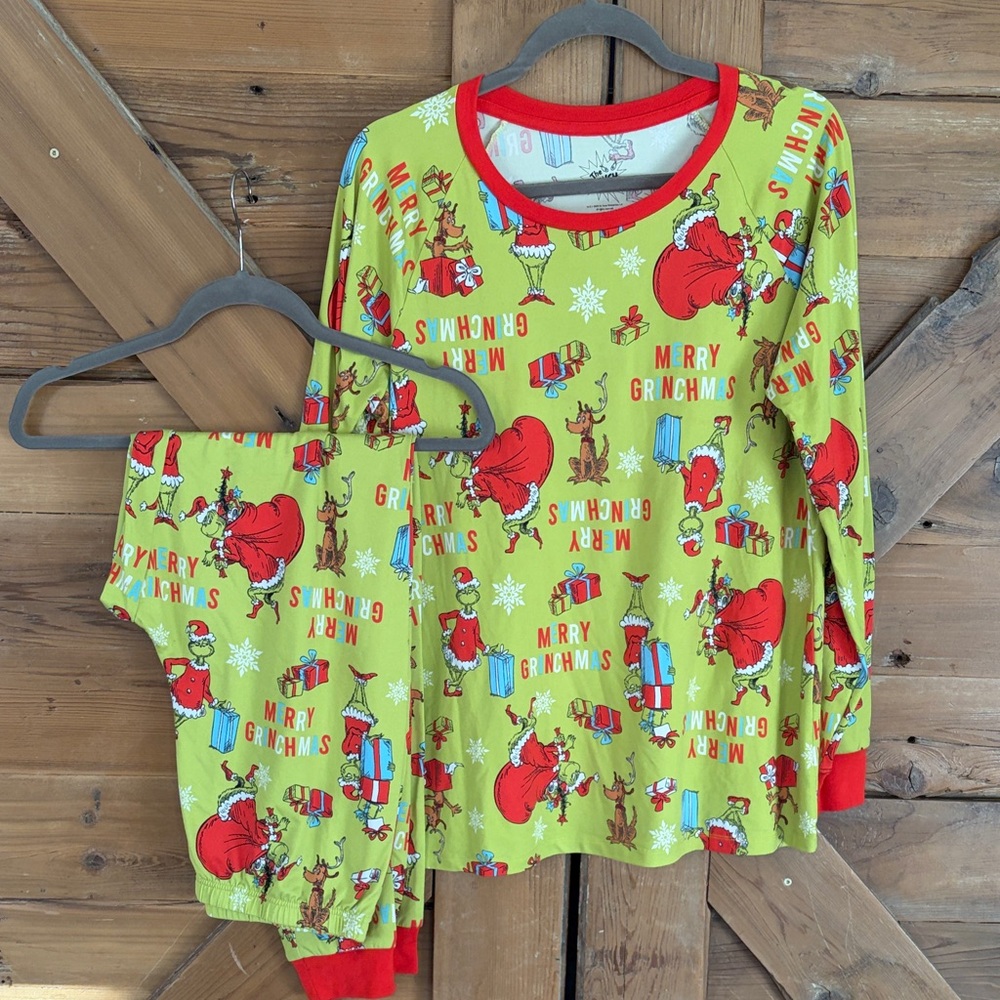 Festive Merry Grinchmas Women's Pajama Set - Green and Red